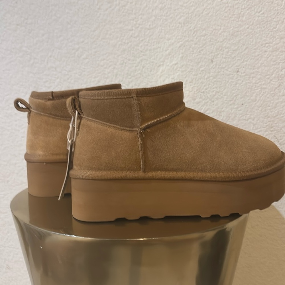 Platform ankle boots.  Purchased on Amazon..never worn.  Warm and comfortable!